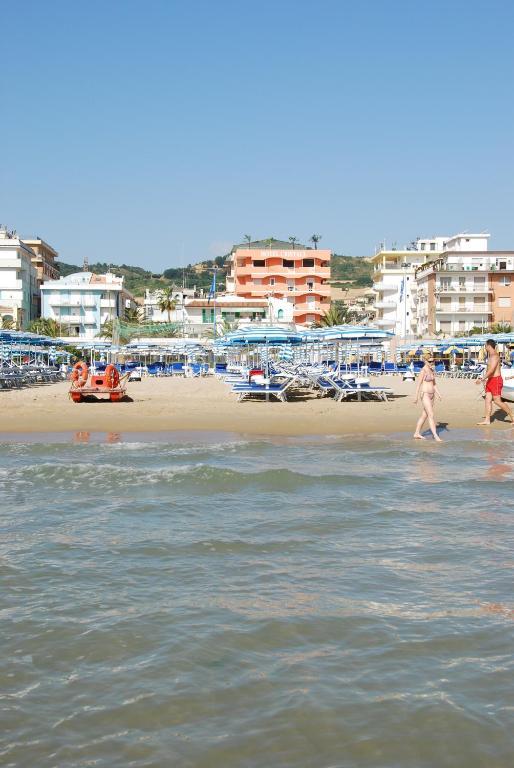 Hotel Cristall San Benedetto del Tronto Exterior foto